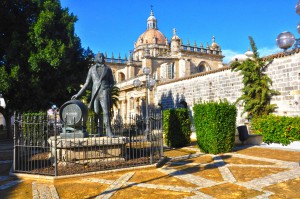 Jerez, monumento al To Pepe con la catedral al fondo